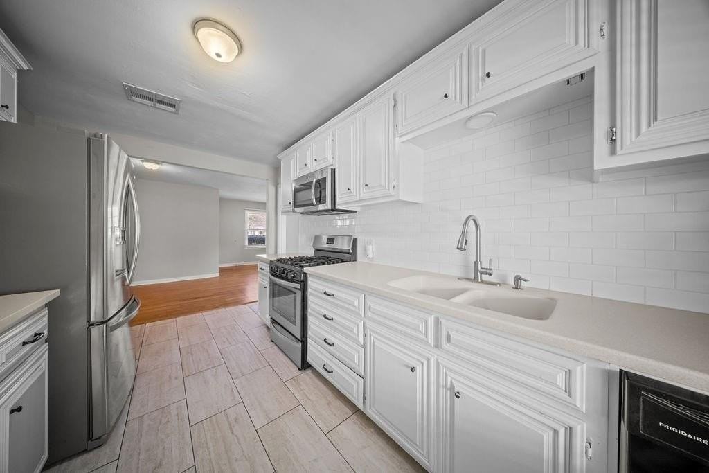 5829 Holloway St - Photo 6 of 17