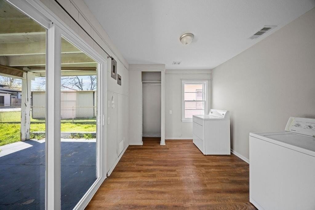 5829 Holloway St - Photo 7 of 17