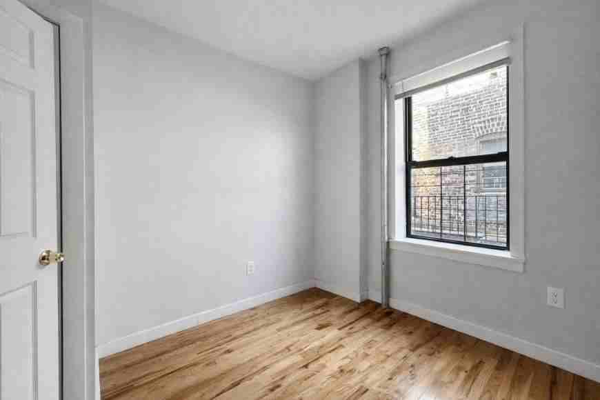 87 Post Ave - Photo 5 of 8