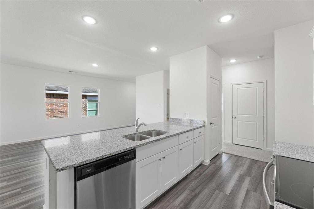 761 Yorkshire Dr - Photo 3 of 17