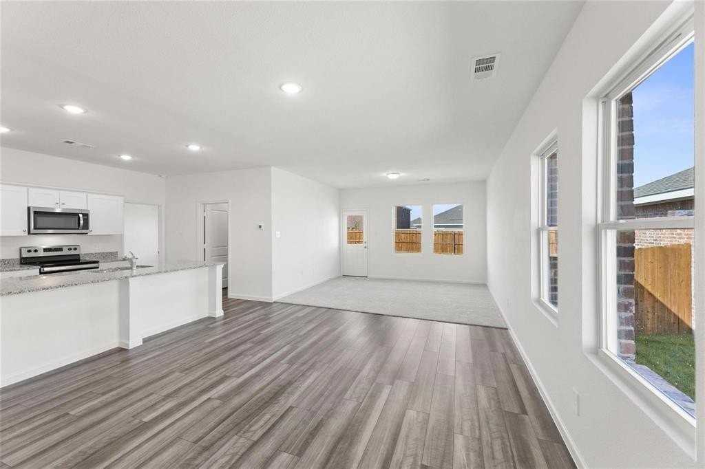 761 Yorkshire Dr - Photo 4 of 17