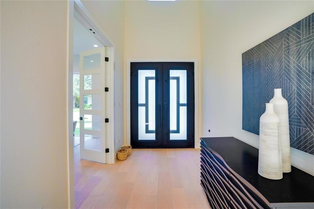 3611 S Versailles Ave - Photo 3 of 31