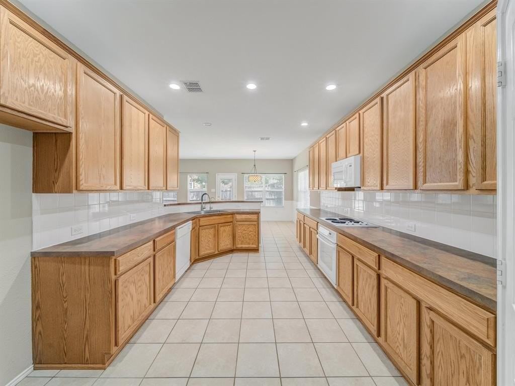 8162 Robertson Dr - Photo 7 of 36