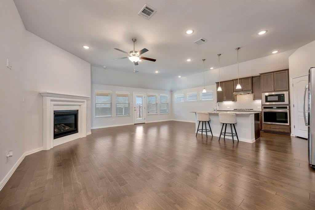 1104 Superbloom Ave - Photo 4 of 34