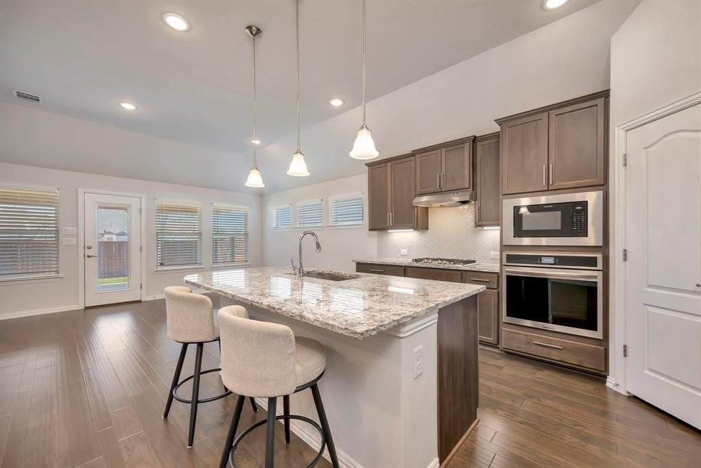 1104 Superbloom Ave - Photo 7 of 34