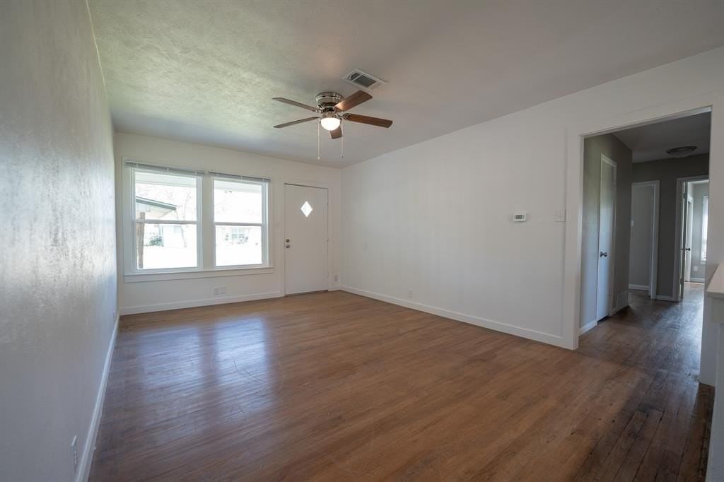 1017 N Houston St - Photo 2 of 9