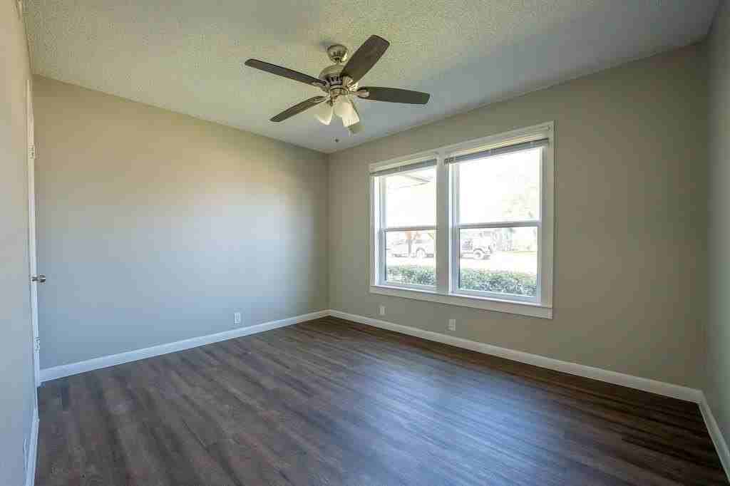 1017 N Houston St - Photo 4 of 9