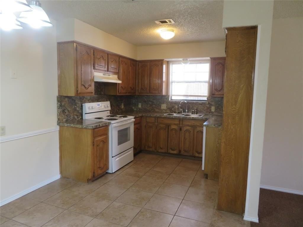 443 Warbler Dr - Photo 2 of 8