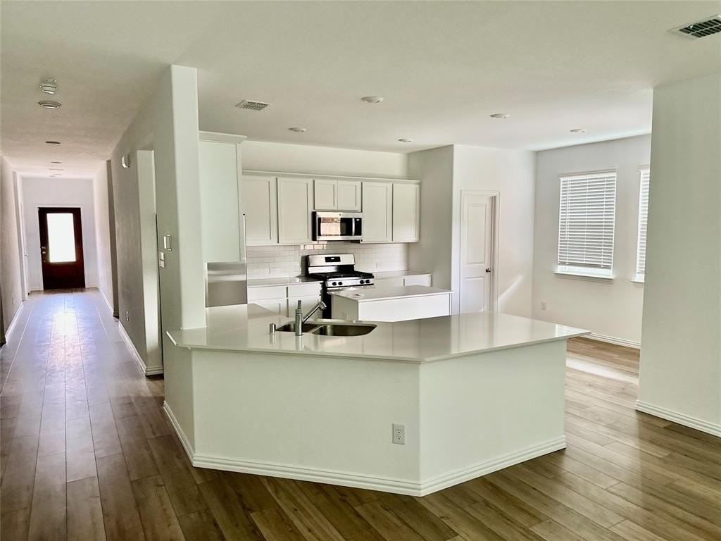 5905 Rostherne Dr - Photo 3 of 12