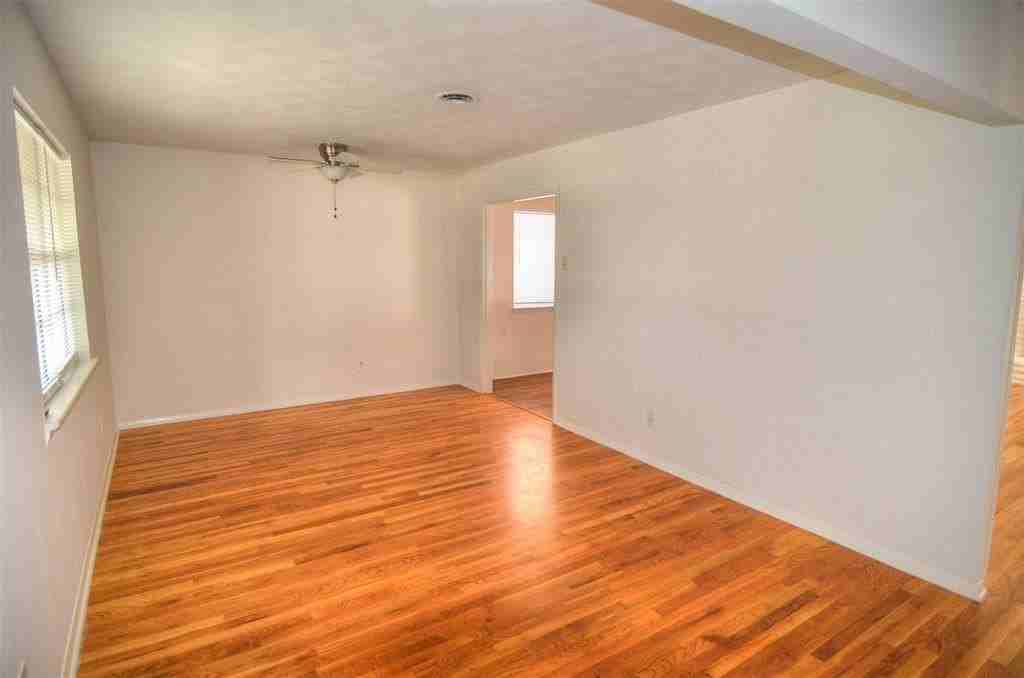 2528 Saint Francis Ave - Photo 3 of 11