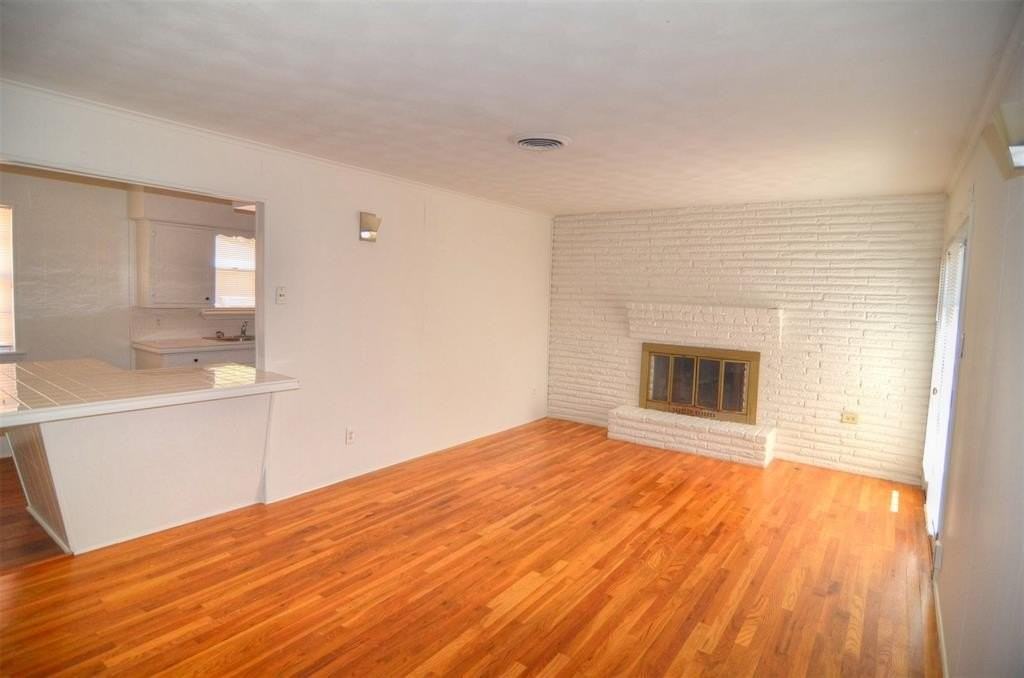 2528 Saint Francis Ave - Photo 4 of 11