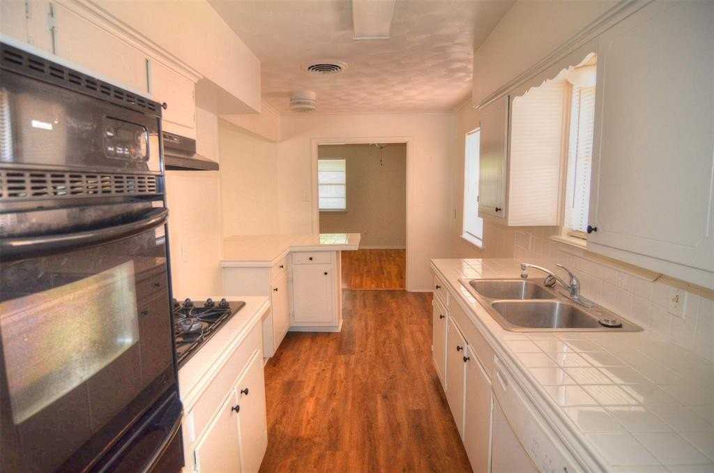 2528 Saint Francis Ave - Photo 6 of 11