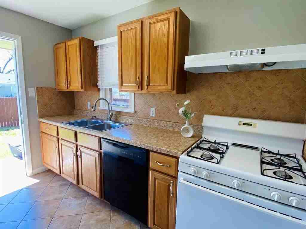 2114 Dunloe Ave - Photo 6 of 14