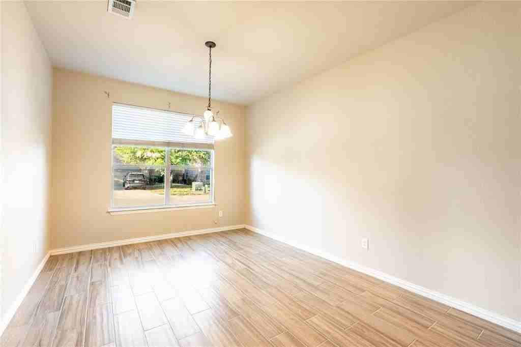 7220 Petersburg Dr - Photo 5 of 34