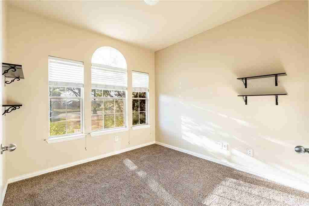 7220 Petersburg Dr - Photo 7 of 34