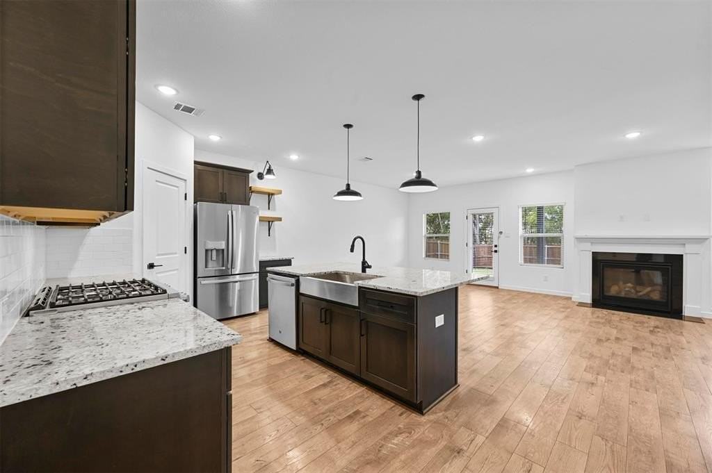 1428 Victoria St - Photo 4 of 20