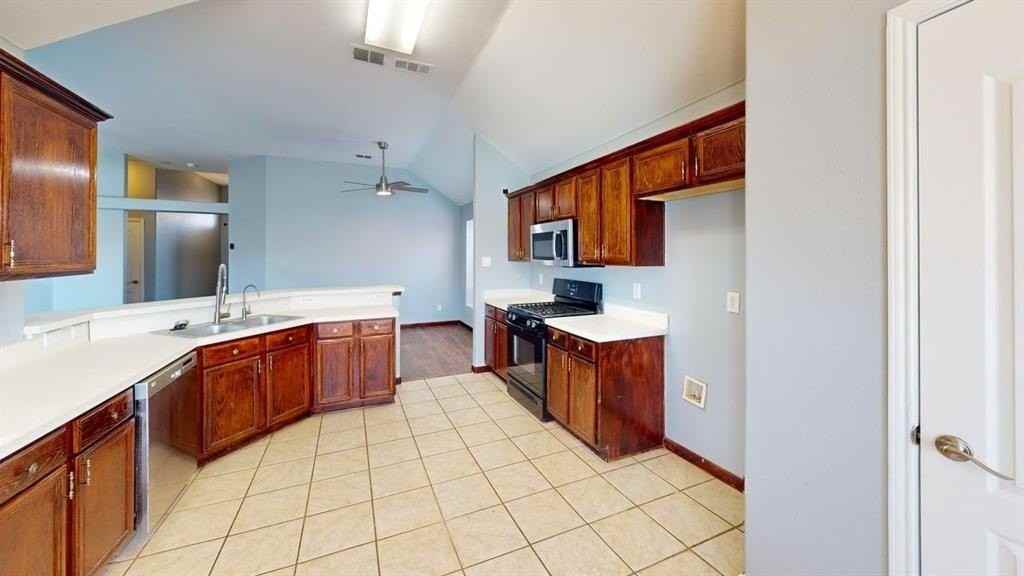 9212 Bedford Ln - Photo 4 of 20