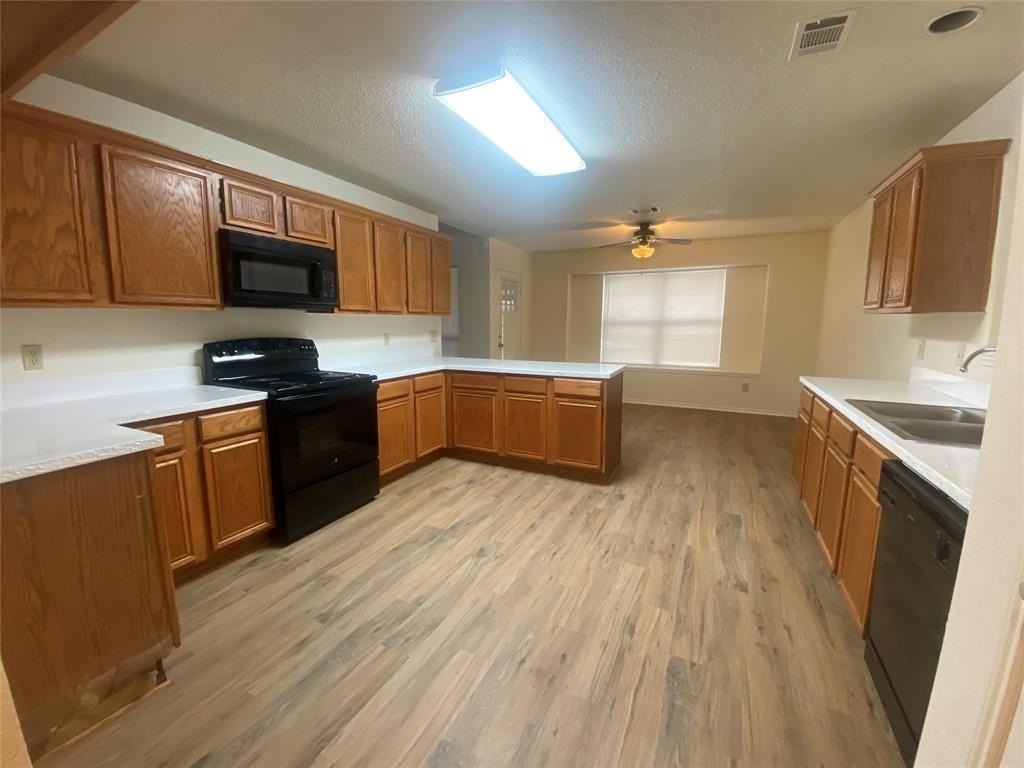 1227 Reeves Ln - Photo 4 of 13