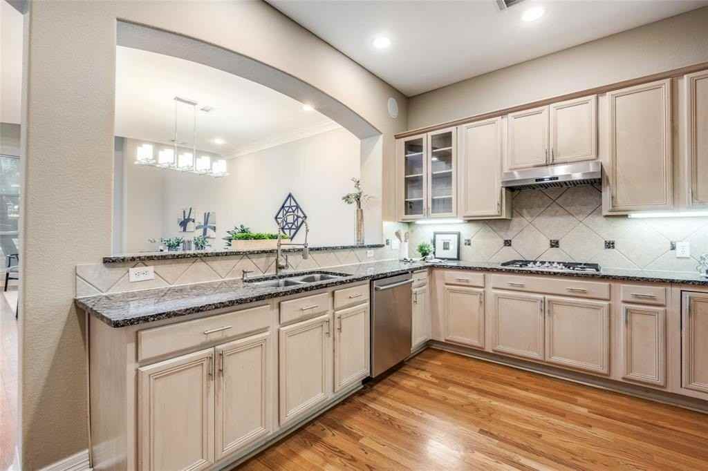 2205 Canton St #107 - Photo 5 of 12