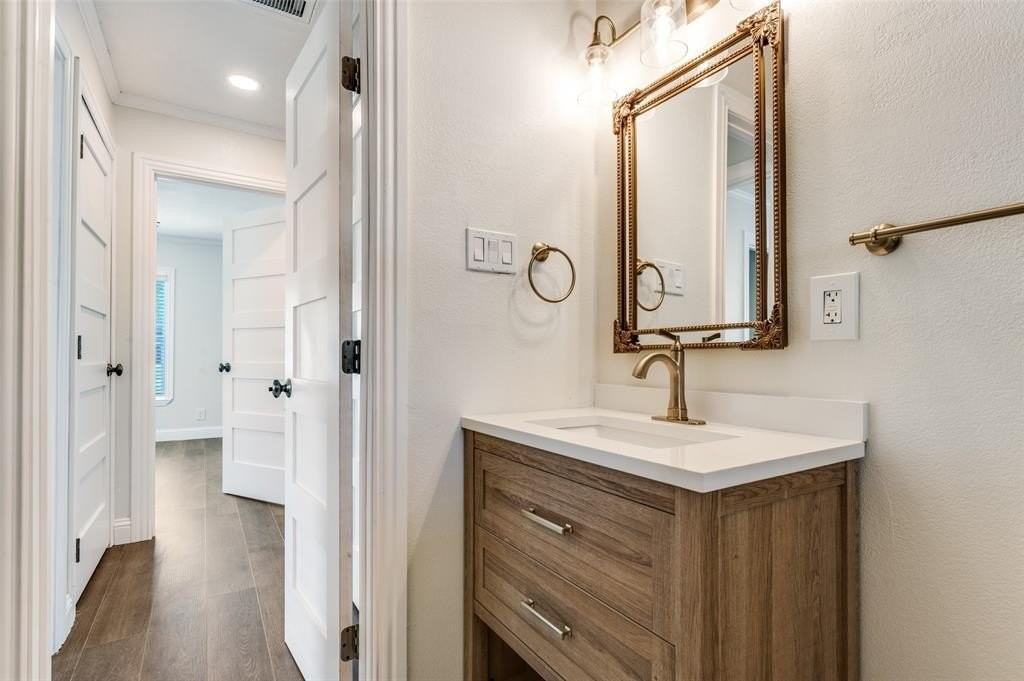 711 Winston St - Photo 6 of 12