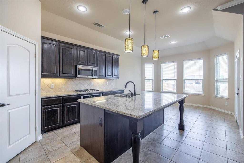 637 Peach Ln - Photo 5 of 25