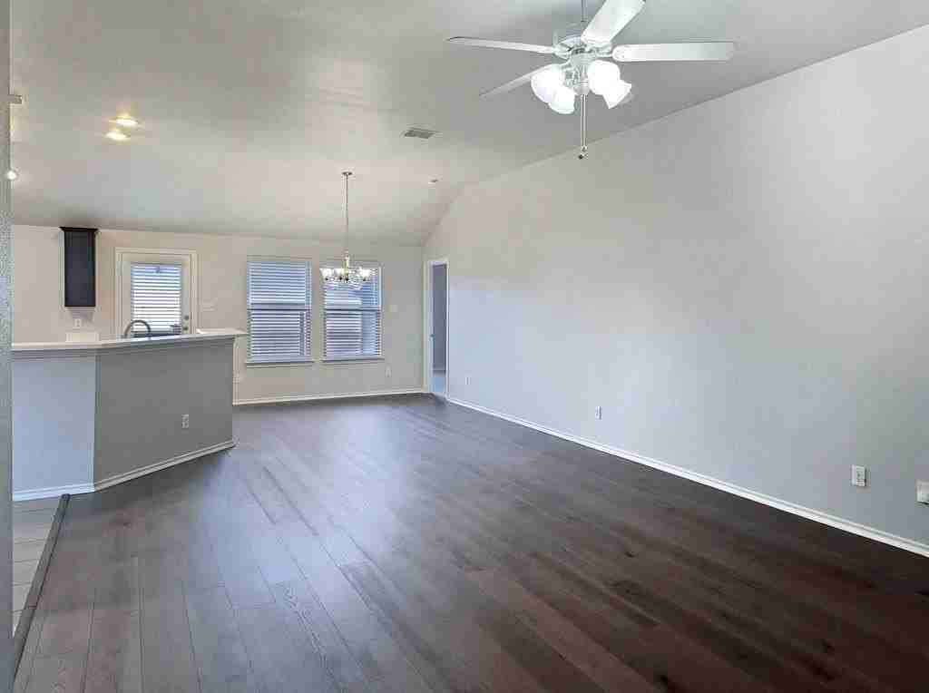 2820 Stonewall Ln - Photo 4 of 27