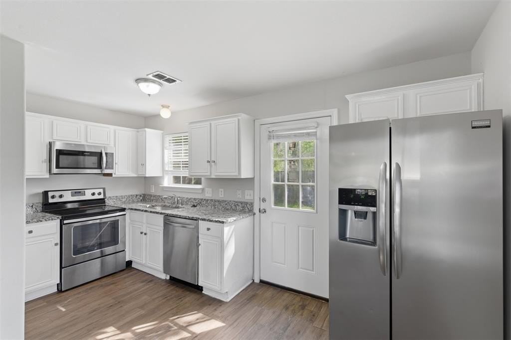 1901 Wright St - Photo 4 of 25