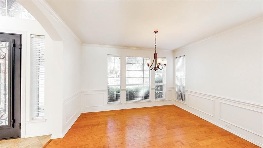 2701 Stone Creek Dr - Photo 7 of 38