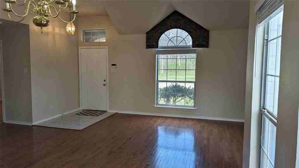 1115 Cambridge Dr - Photo 3 of 21