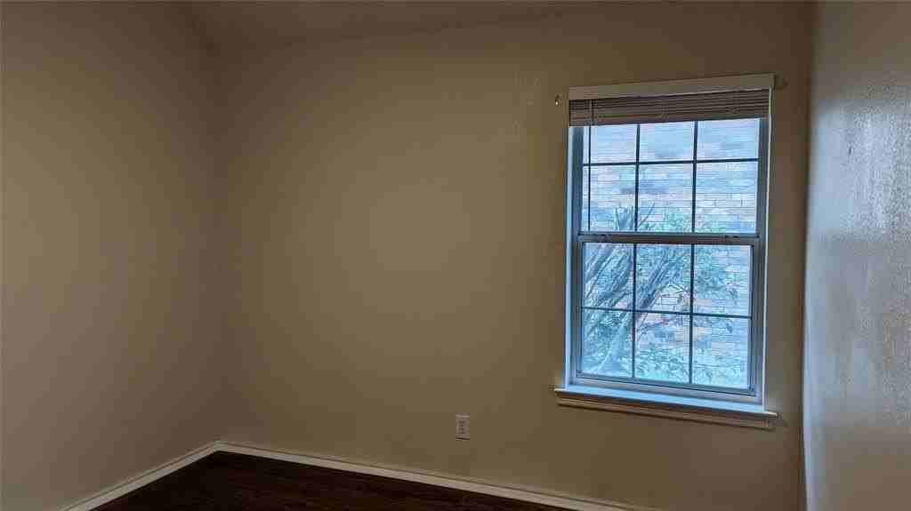 1115 Cambridge Dr - Photo 4 of 21