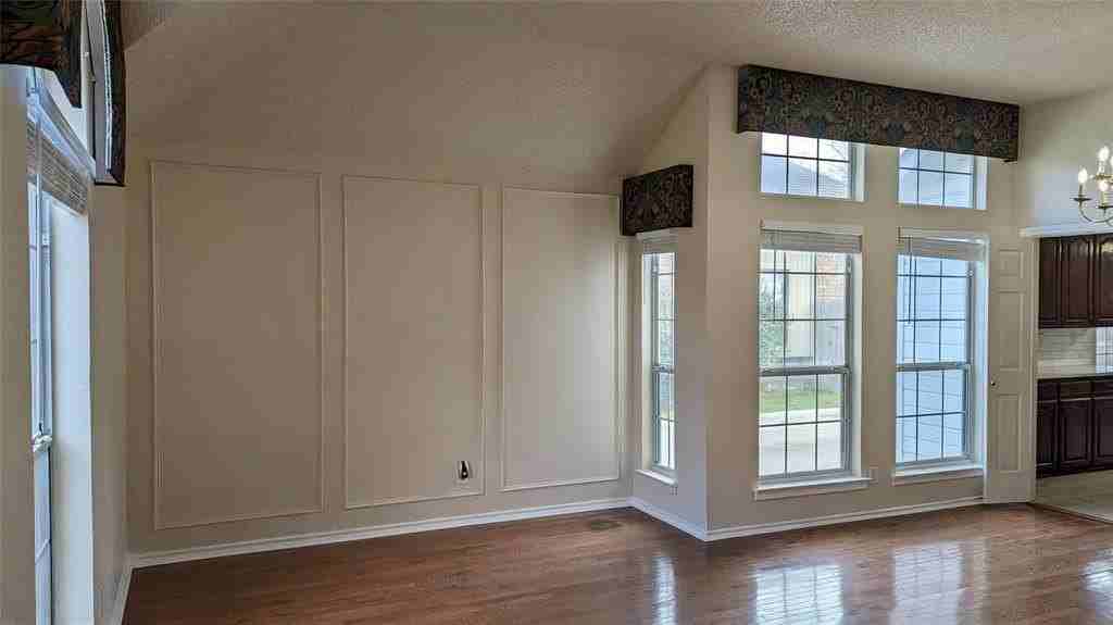 1115 Cambridge Dr - Photo 6 of 21