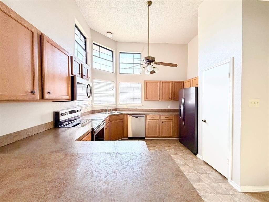 3101 Hillcrest Dr - Photo 4 of 19