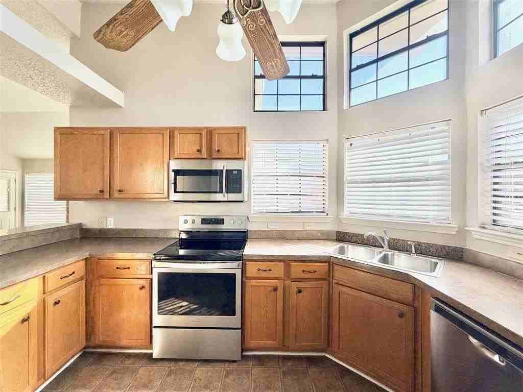 3101 Hillcrest Dr - Photo 6 of 19