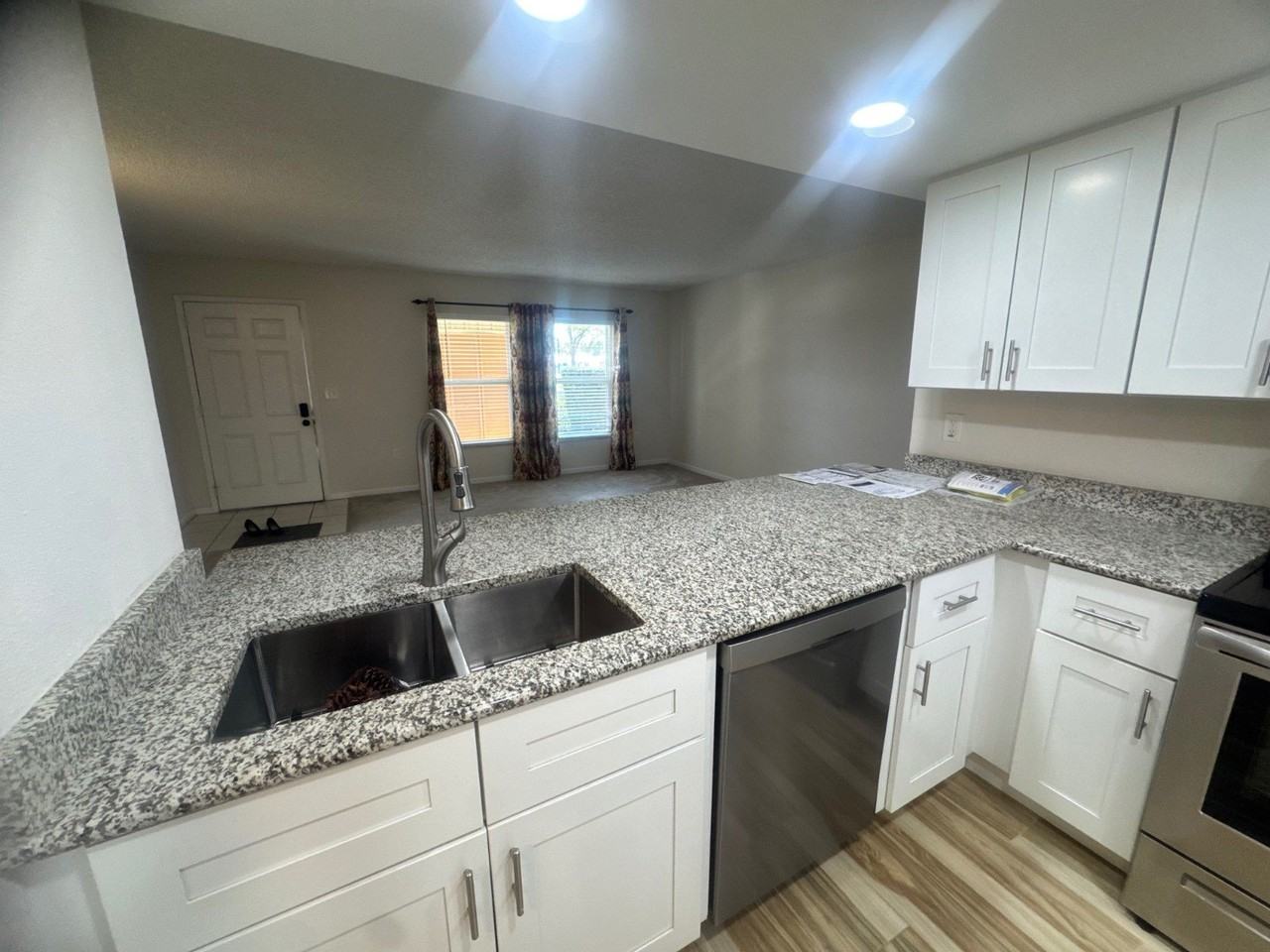 3607 Edgewater Dr - Photo 4 of 19