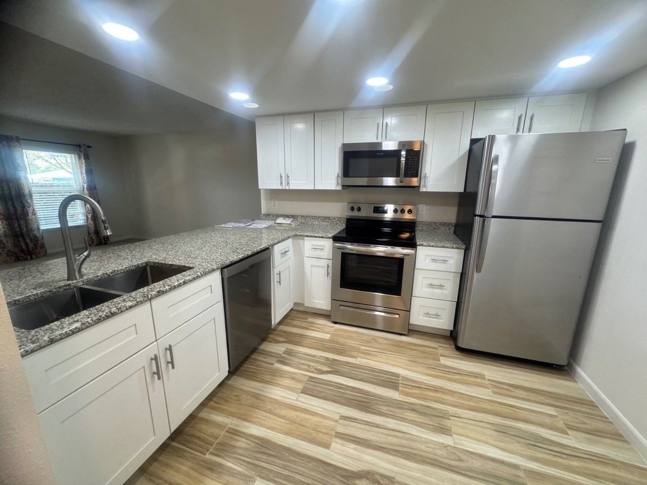 3607 Edgewater Dr - Photo 7 of 19