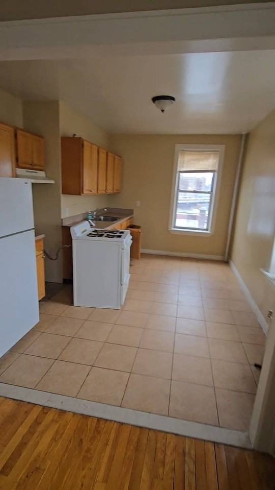 3919 62nd St - Photo 3 of 8