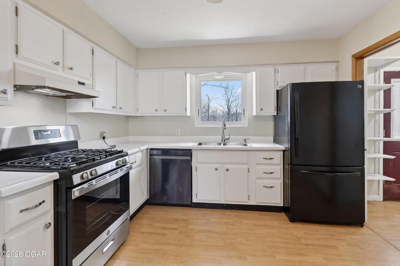 3210 Moorhead Dr - Photo 4 of 11