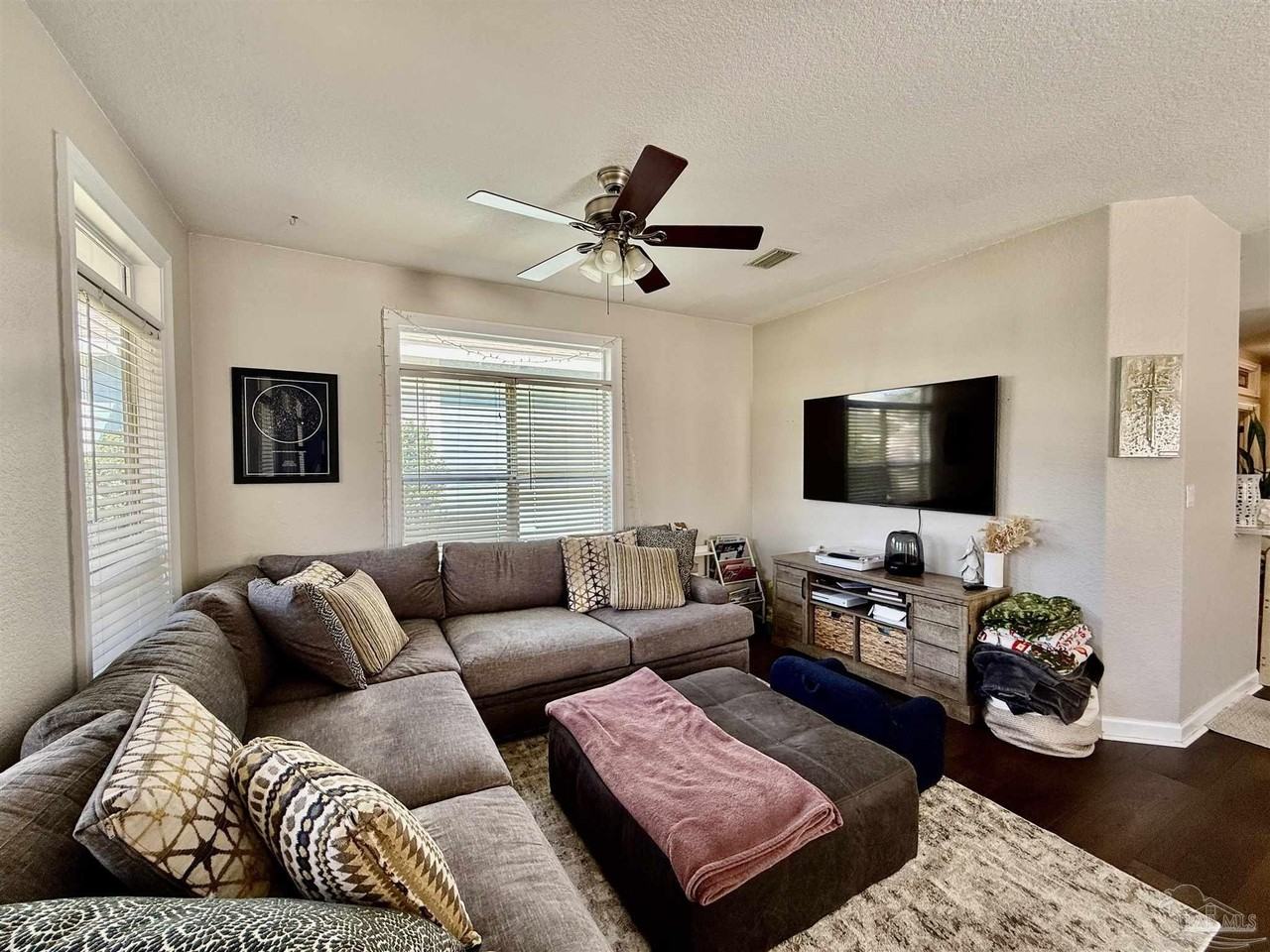 1313 E Strong St - Photo 5 of 37