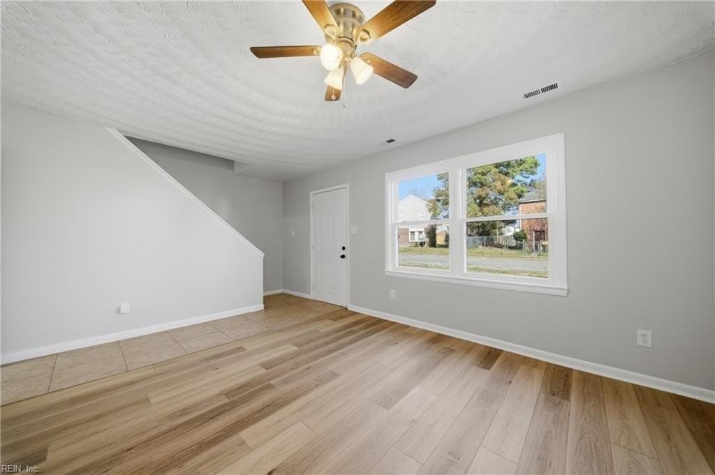 4025 Sloop Trl - Photo 4 of 33