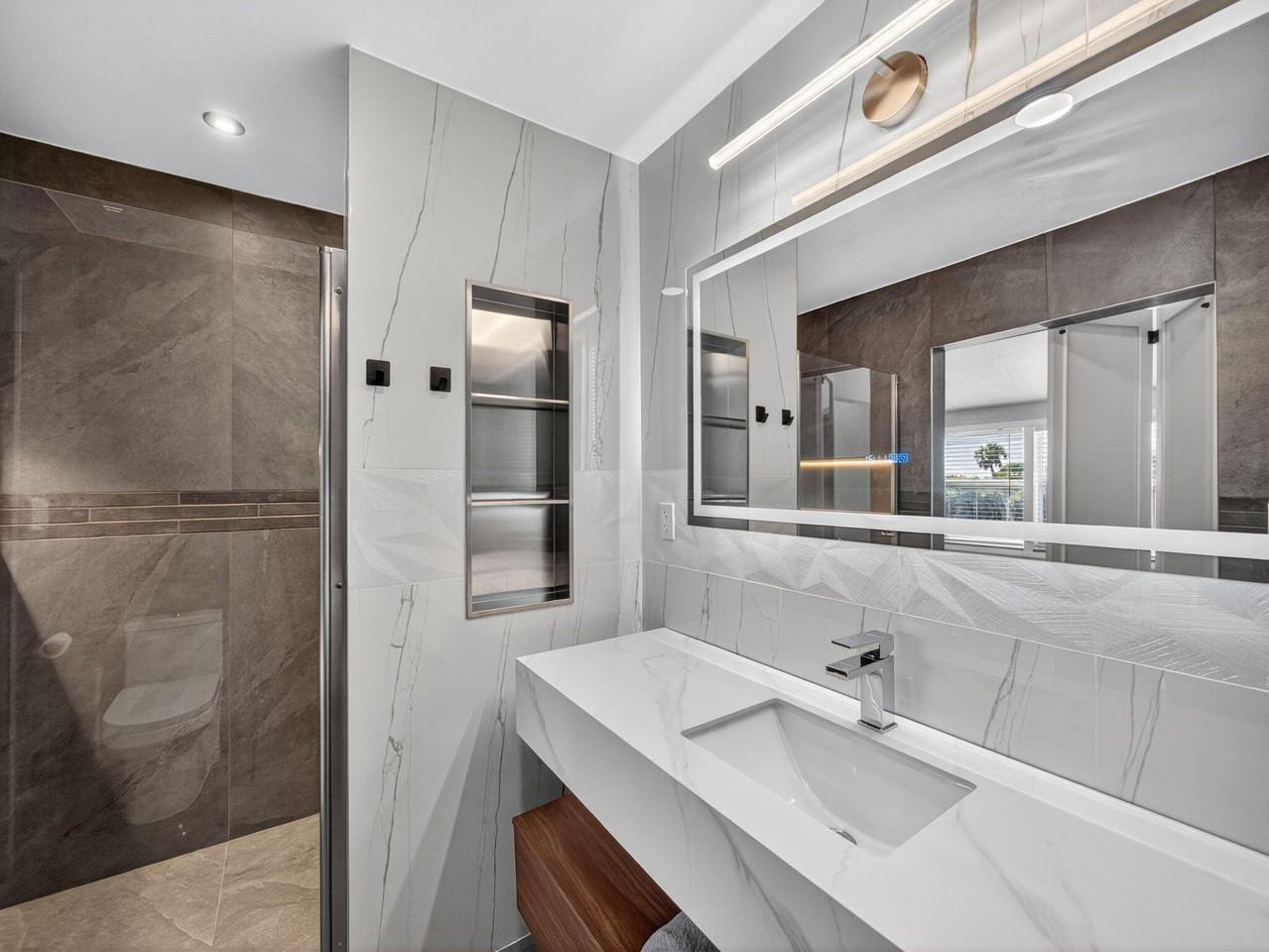 1002 Shorewinds Dr Apt B - Photo 2 of 34