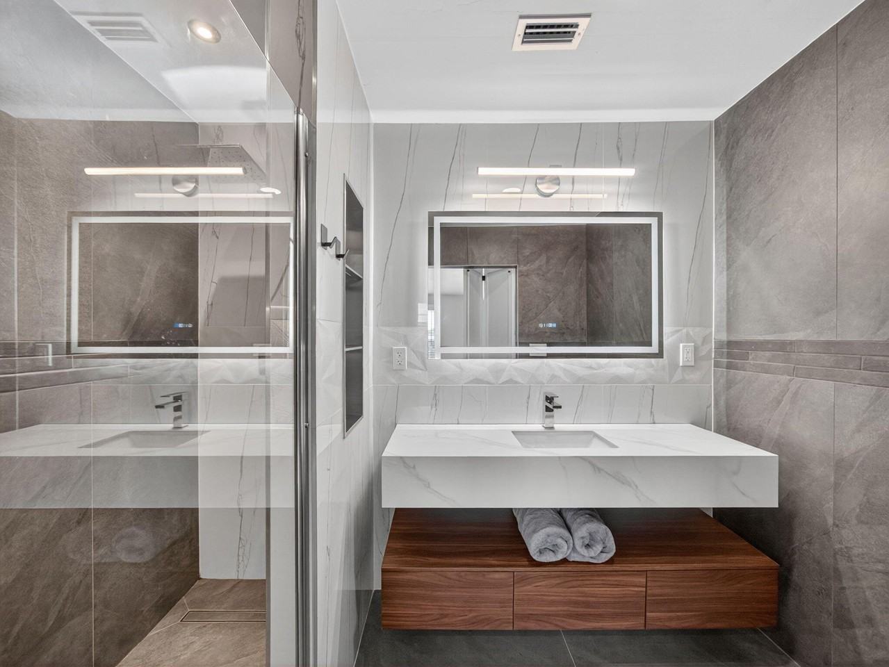 1002 Shorewinds Dr Apt B - Photo 3 of 34