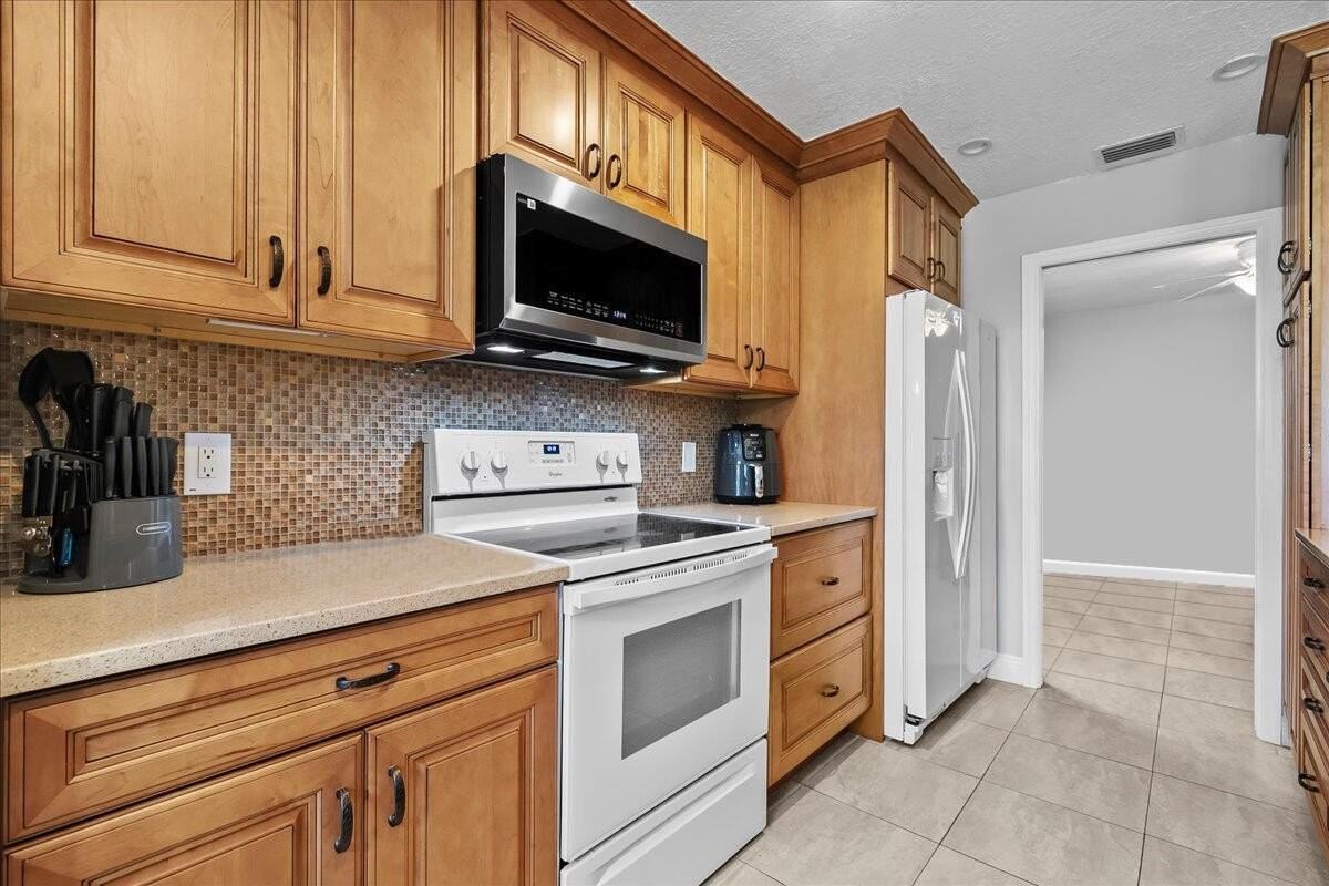 400 Crosswinds Dr Apt B1 - Photo 3 of 32