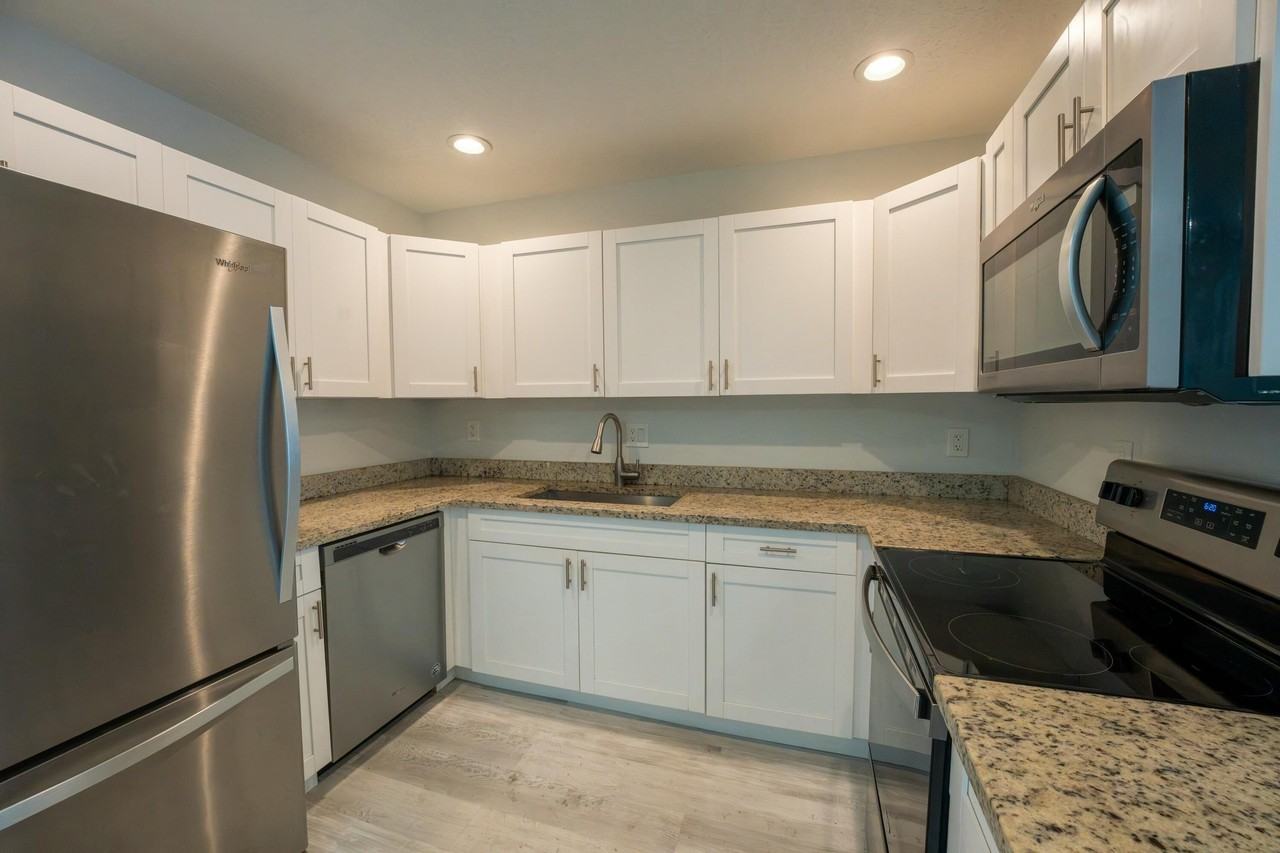 6231 Bay Club Dr #4 - Photo 3 of 20