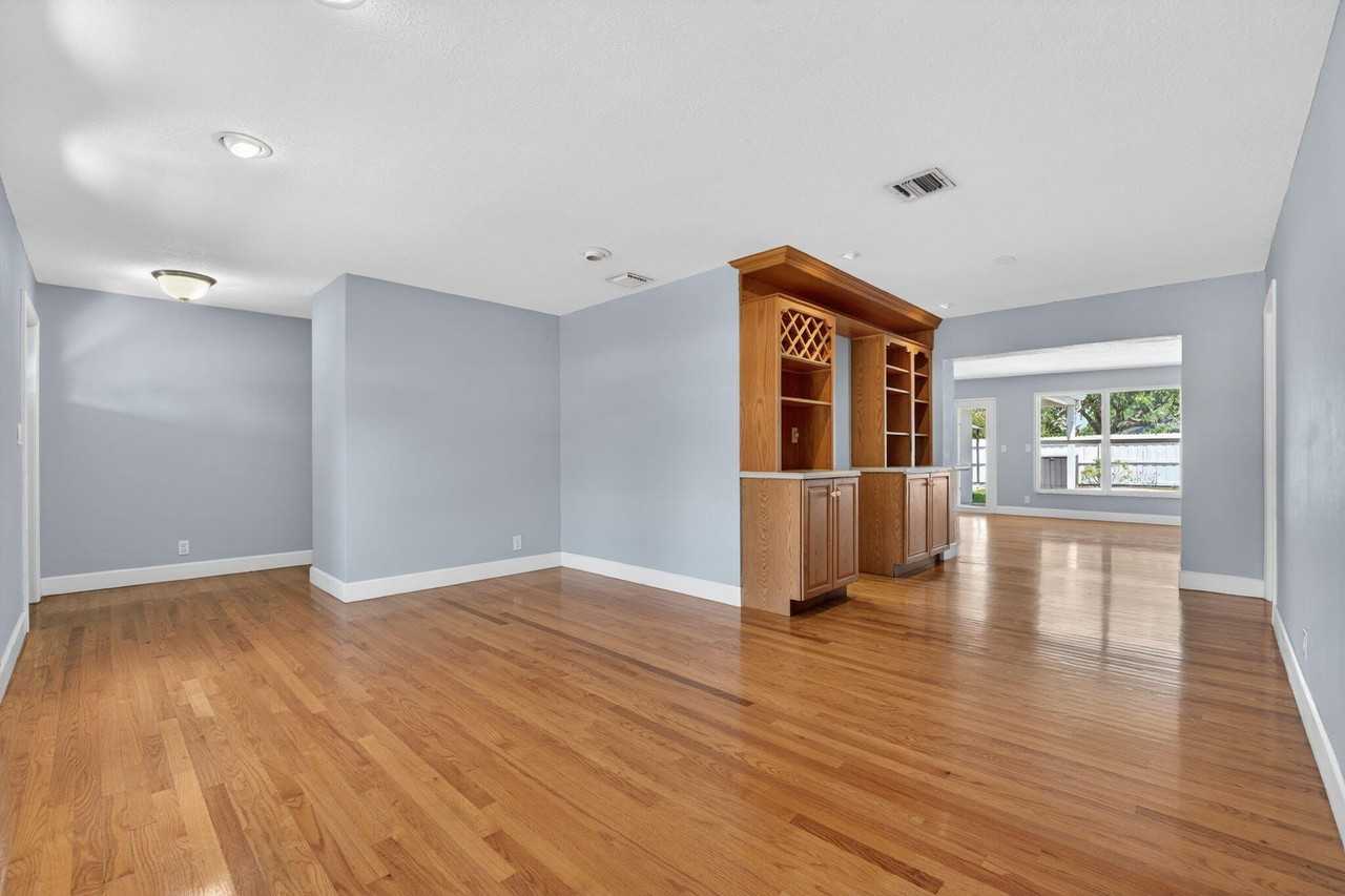 1545 Sw 13th St - Photo 7 of 50