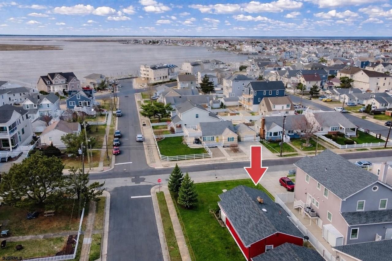 1118 Beach Ave W - Photo 3 of 28