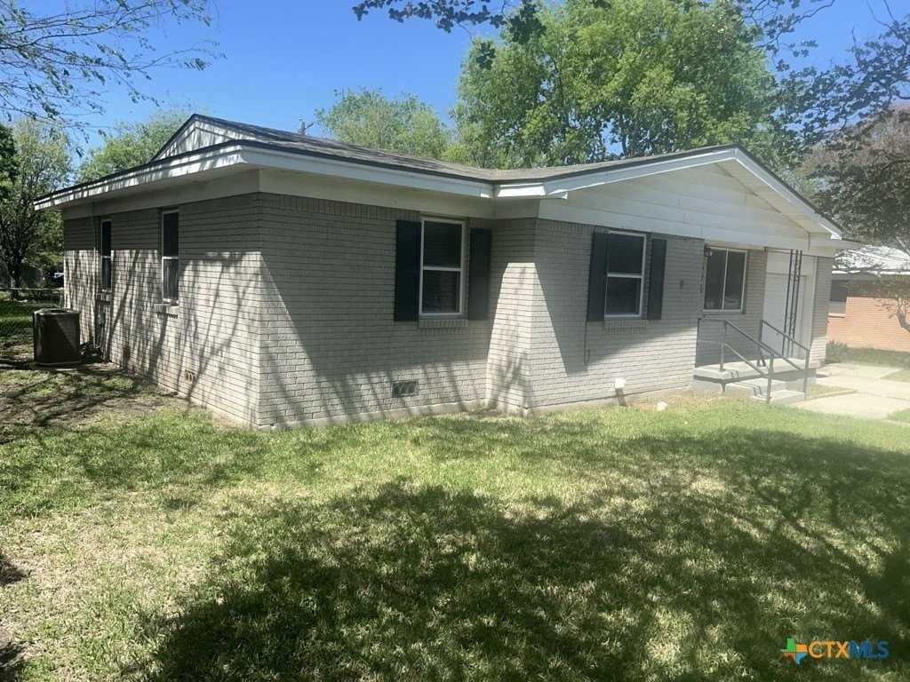 304 Oak St - Photo 2 of 13