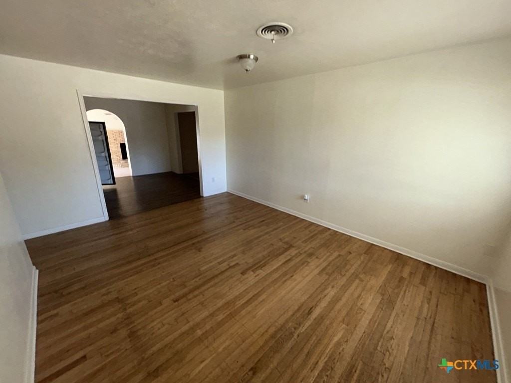 304 Oak St - Photo 3 of 13