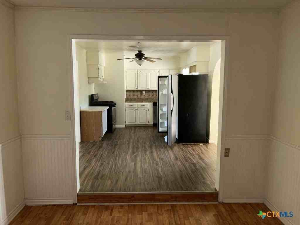 304 Oak St - Photo 4 of 13