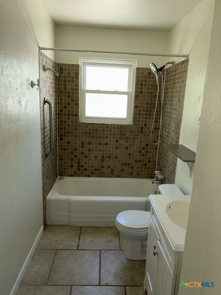 304 Oak St - Photo 7 of 13