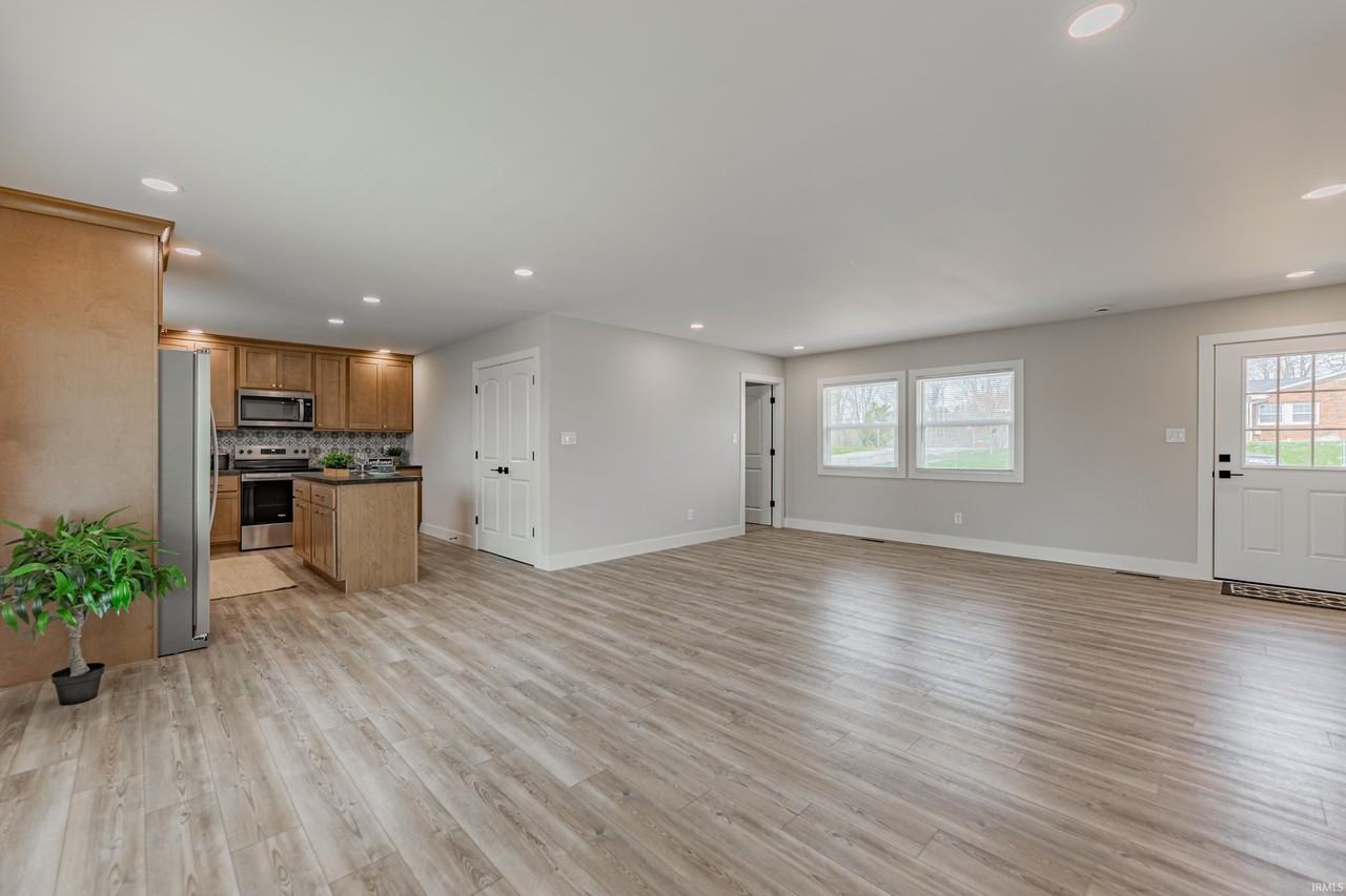 911 Mayfair Dr - Photo 2 of 36